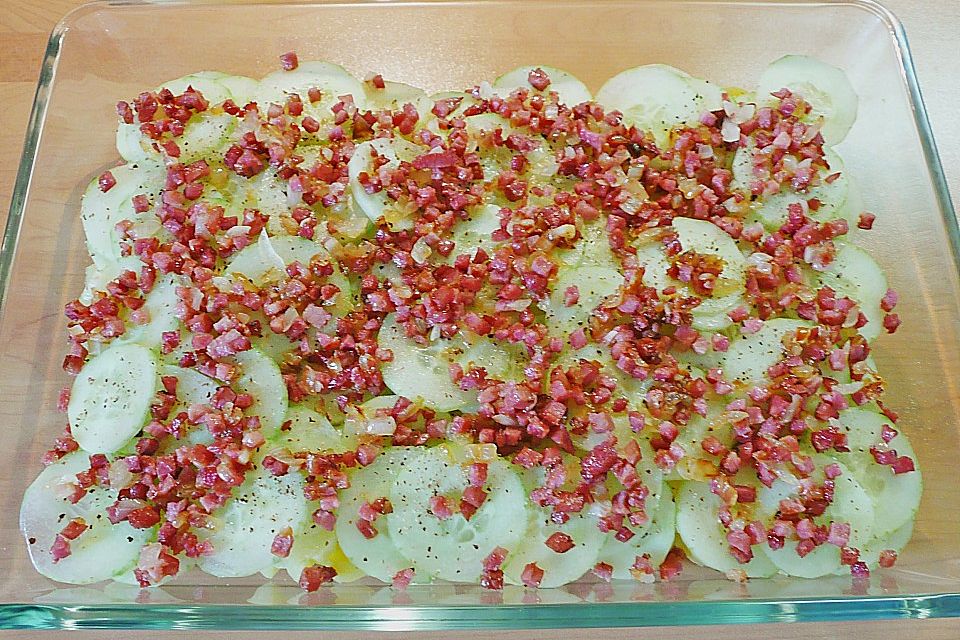 Kartoffelsalat mit Gurke und Schinken