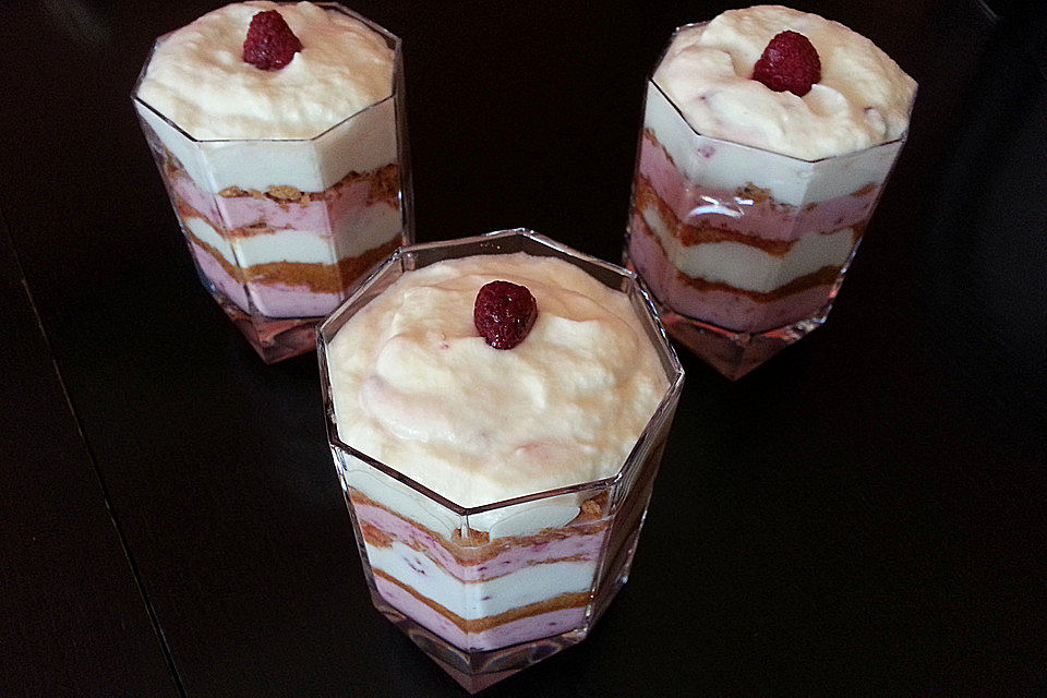 Weiße Schokoladenmousse mit Beeren