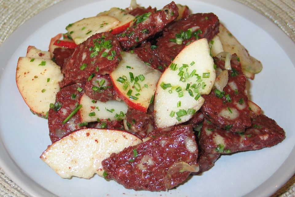 Rotwurstsalat mit Äpfeln Rotwurstsalat mit Äpfeln
