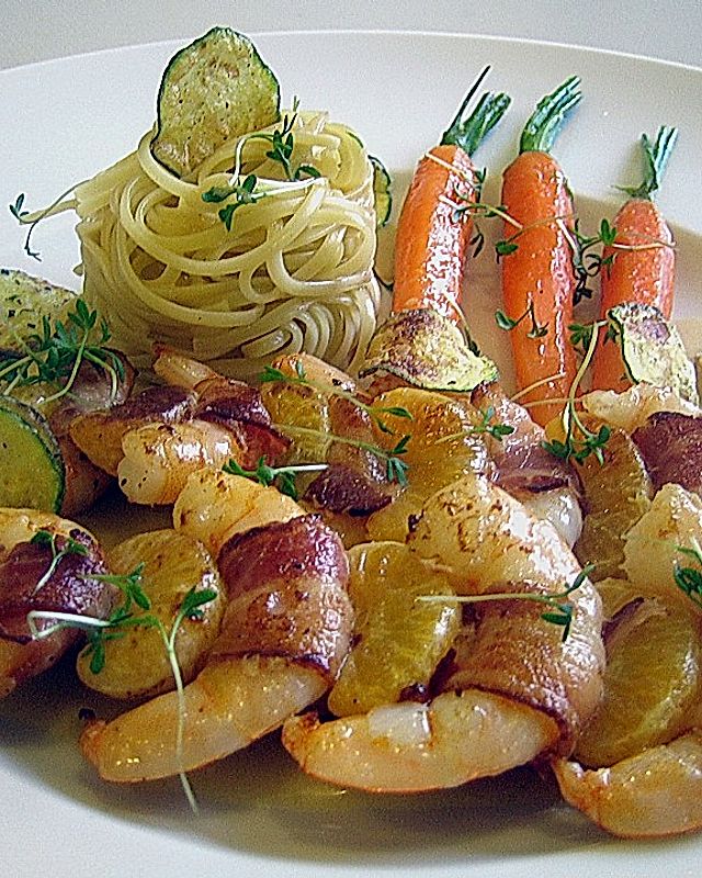 Garnelenspieße mit glasierten Möhren und Zucchinichips in Rieslingsauce