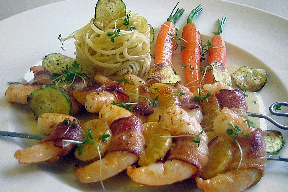 Garnelenspieße mit glasierten Möhren und Zucchinichips in Rieslingsauce