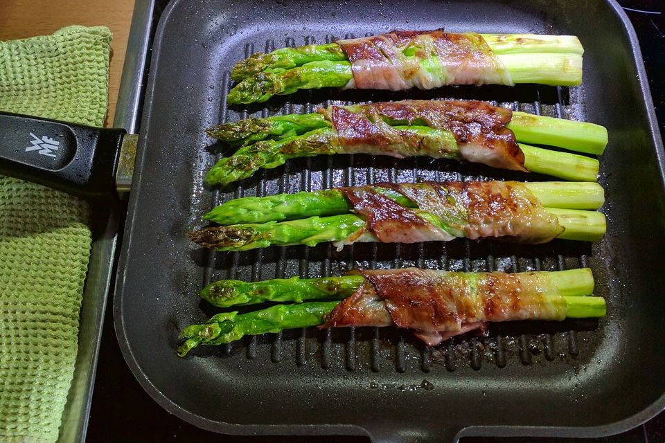 Gegrillter grüner Spargel mit Schinken