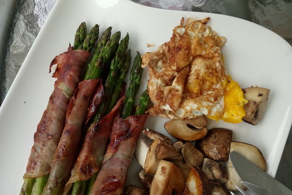 Gegrillter grüner Spargel mit Schinken