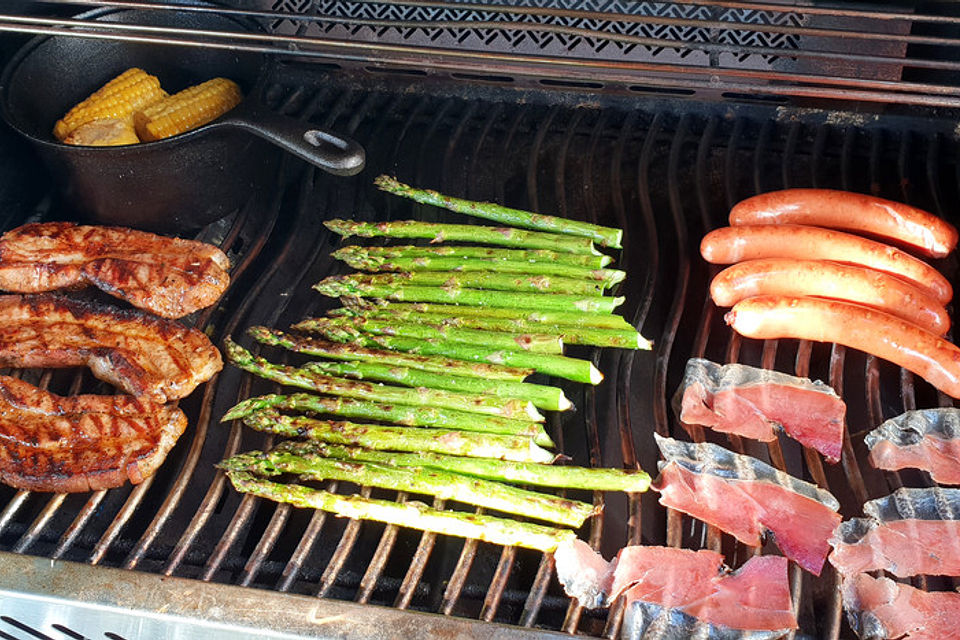 Gegrillter grüner Spargel mit Schinken