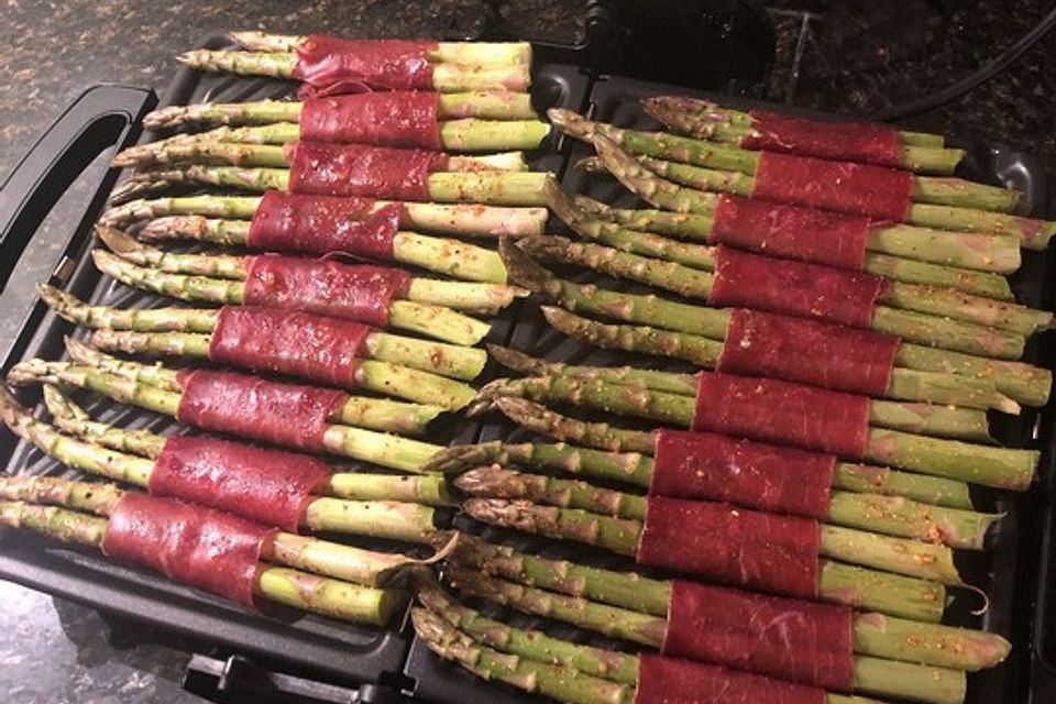 Gegrillter grüner Spargel mit Schinken