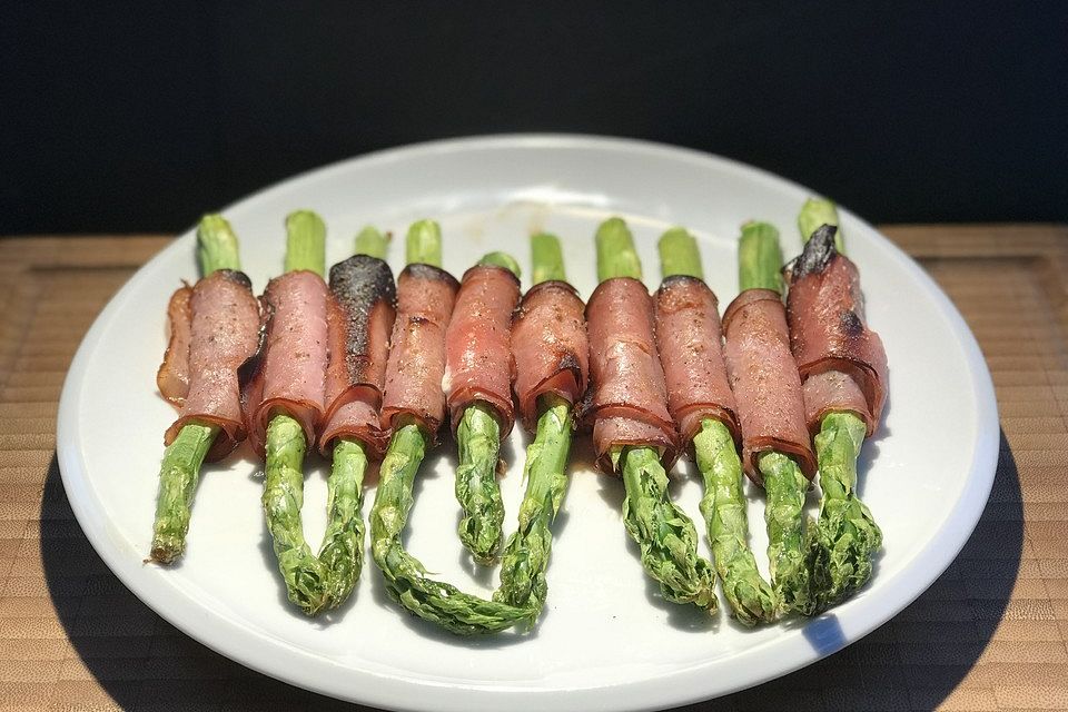 Gegrillter grüner Spargel mit Schinken