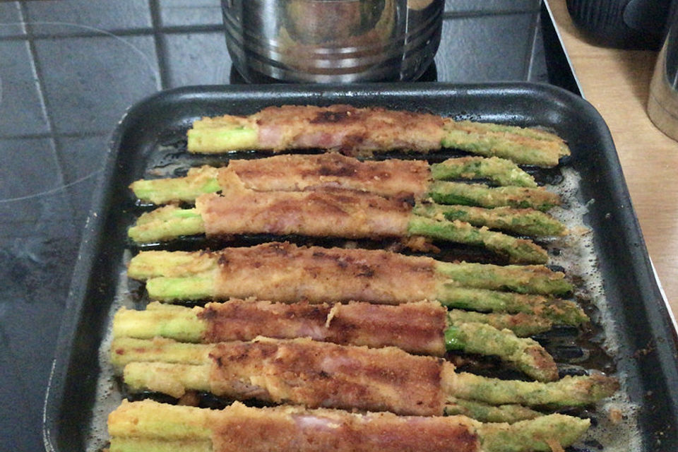 Gegrillter grüner Spargel mit Schinken