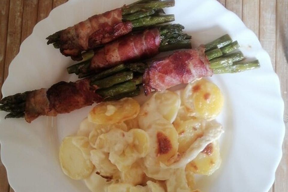 Gegrillter grüner Spargel mit Schinken