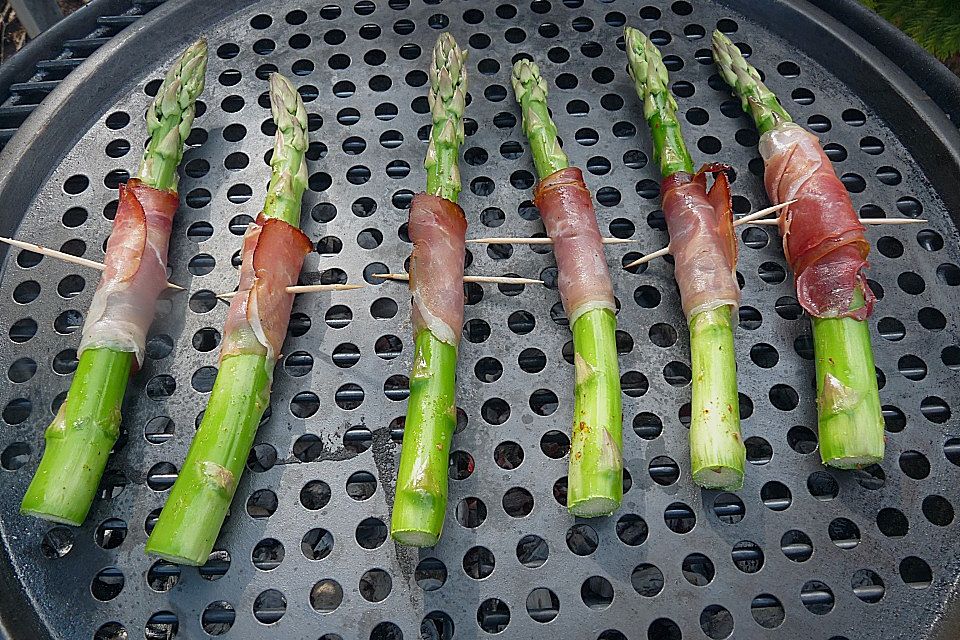 Gegrillter grüner Spargel mit Schinken
