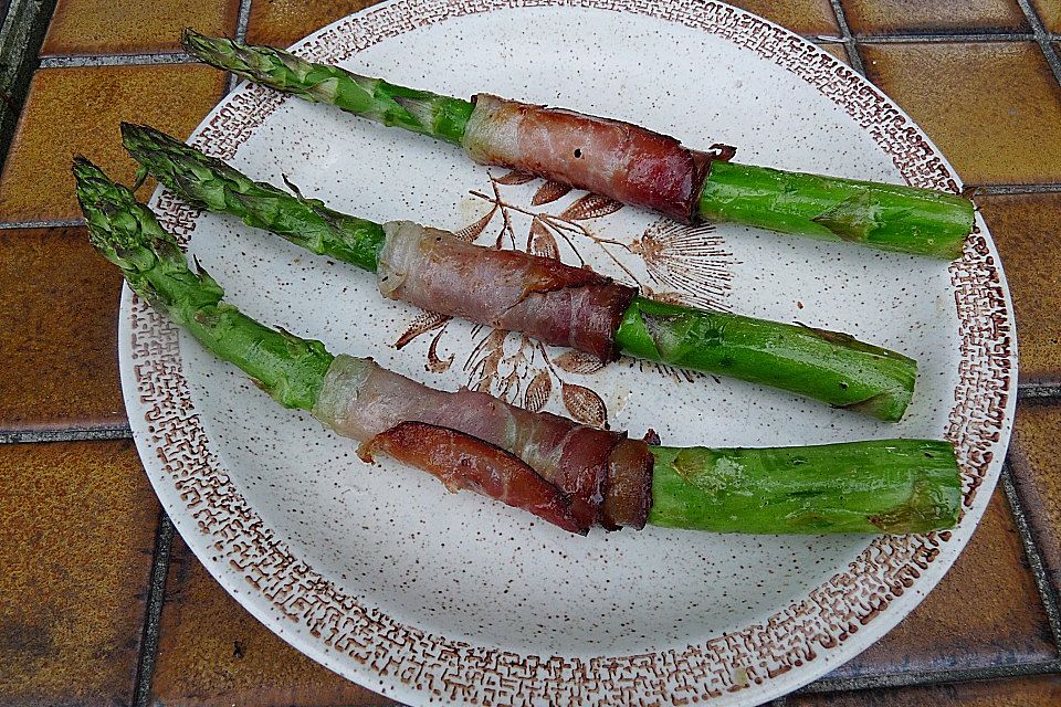 Gegrillter grüner Spargel mit Schinken