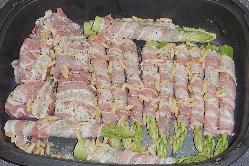 Gegrillter grüner Spargel mit Schinken