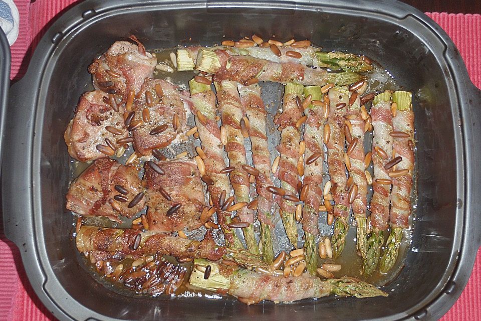 Gegrillter grüner Spargel mit Schinken
