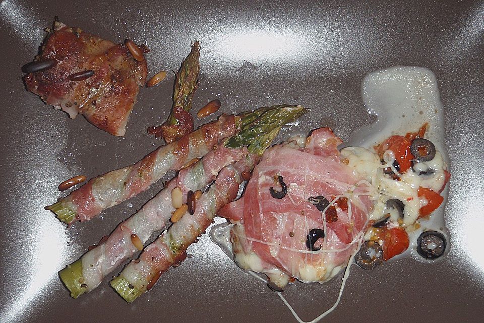 Gegrillter grüner Spargel mit Schinken