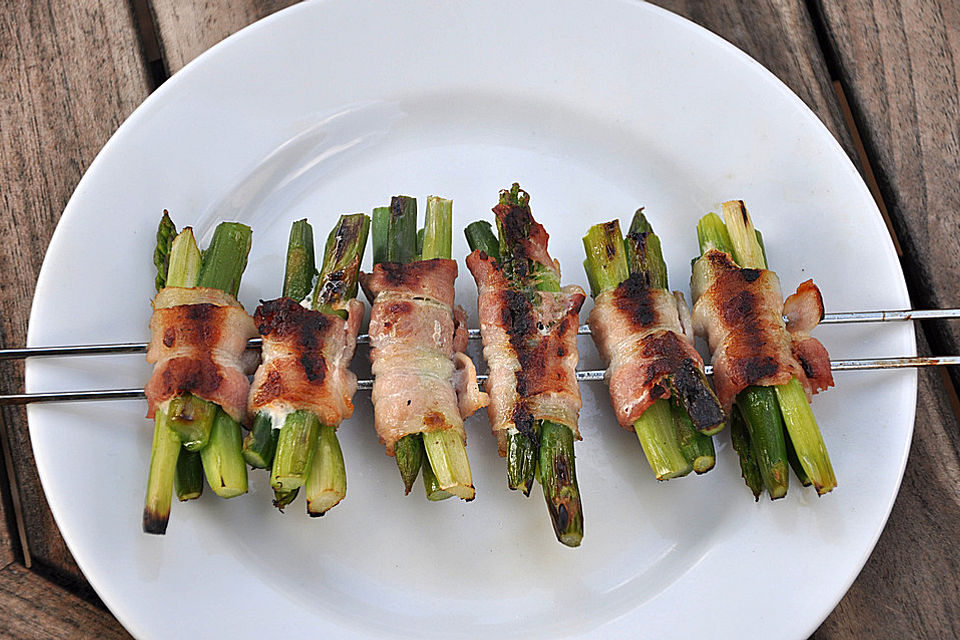 Gegrillter grüner Spargel mit Schinken
