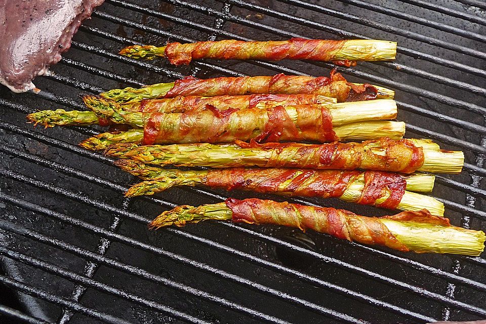 Gegrillter grüner Spargel mit Schinken