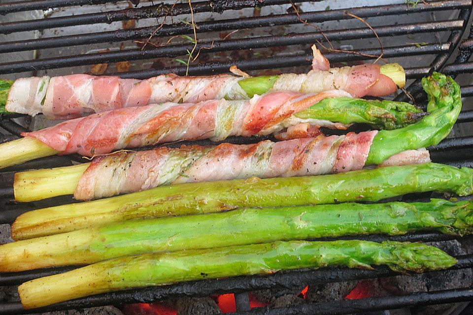 Gegrillter grüner Spargel mit Schinken