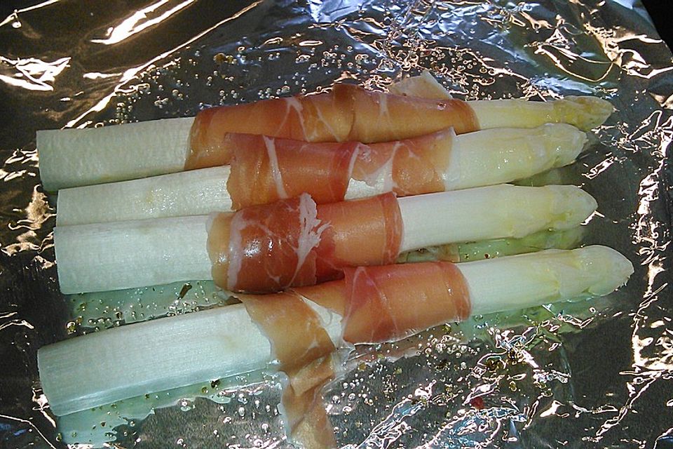Gegrillter grüner Spargel mit Schinken