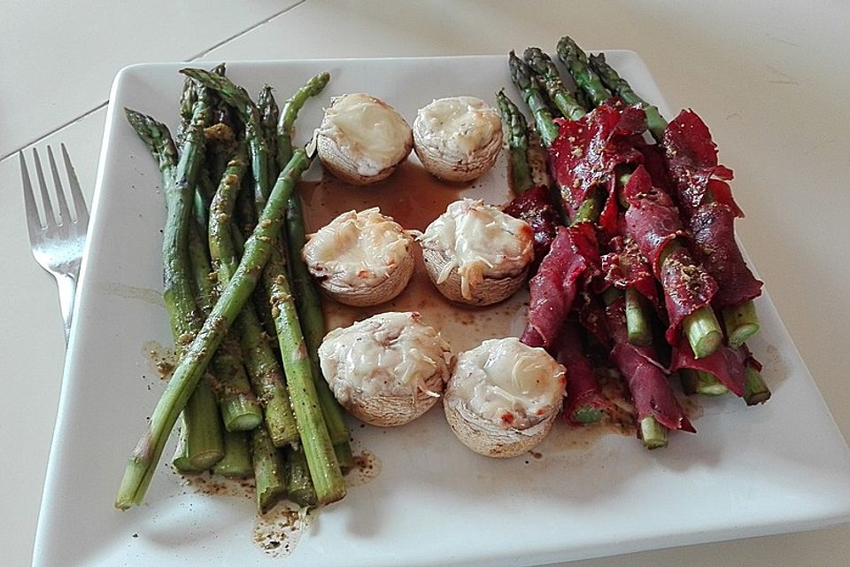 Gegrillter grüner Spargel mit Schinken