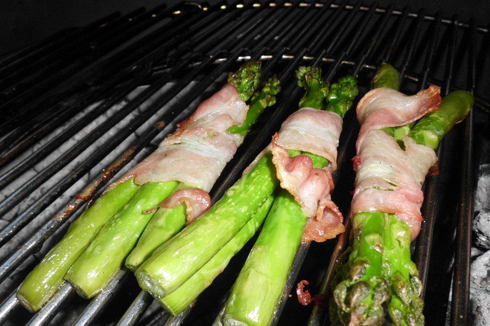 Gegrillter grüner Spargel mit Schinken