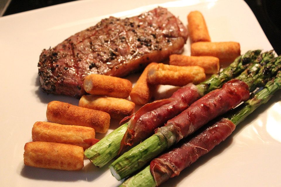 Gegrillter grüner Spargel mit Schinken