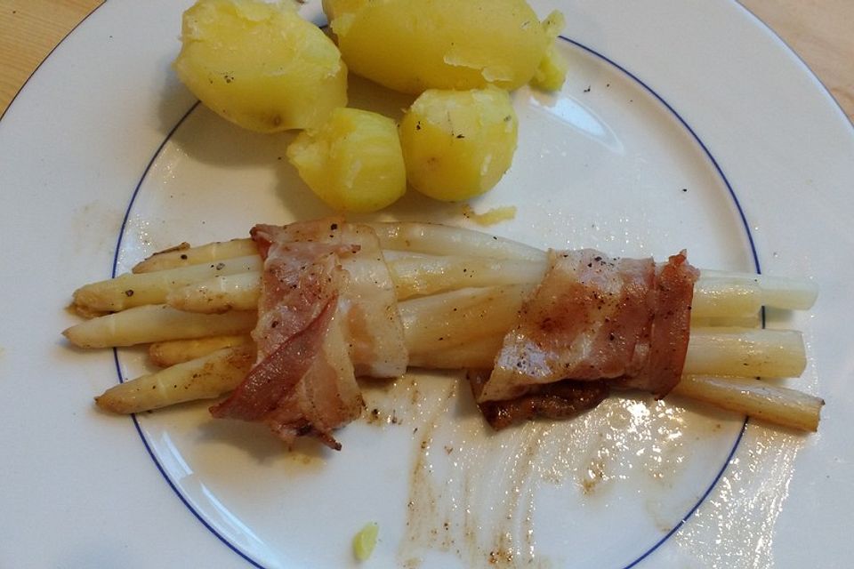 Gegrillter grüner Spargel mit Schinken