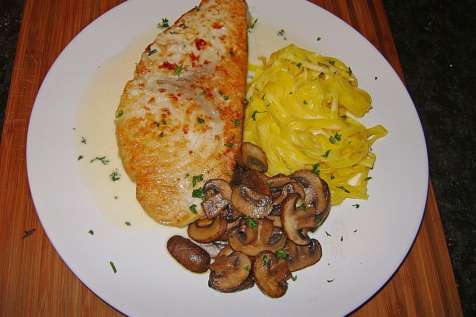 Butterfisch mit gebratenen Champignons in Weißweinsauce