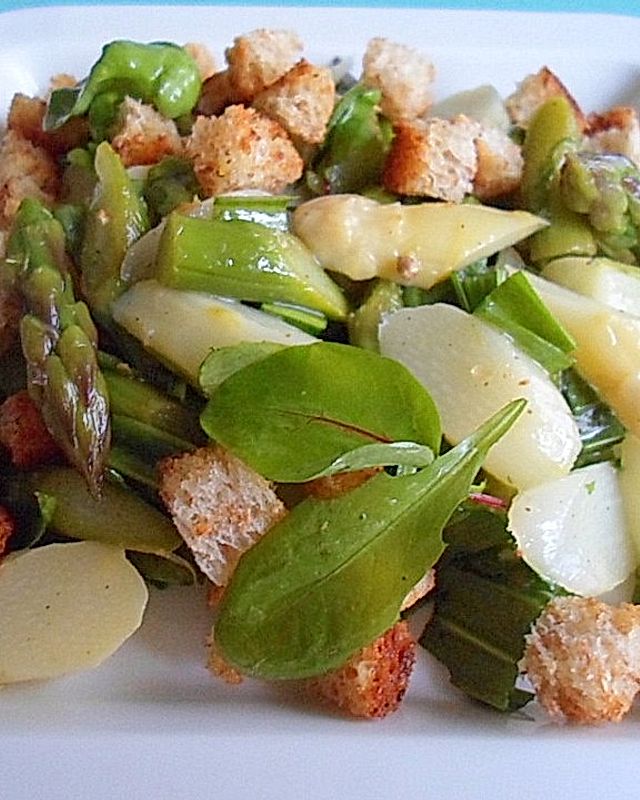 Frühlingssalat mit weißem und grünem Spargel