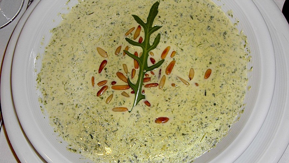 Rucolacremesuppe mit gerösteten Pinienkernen von chefkoch
