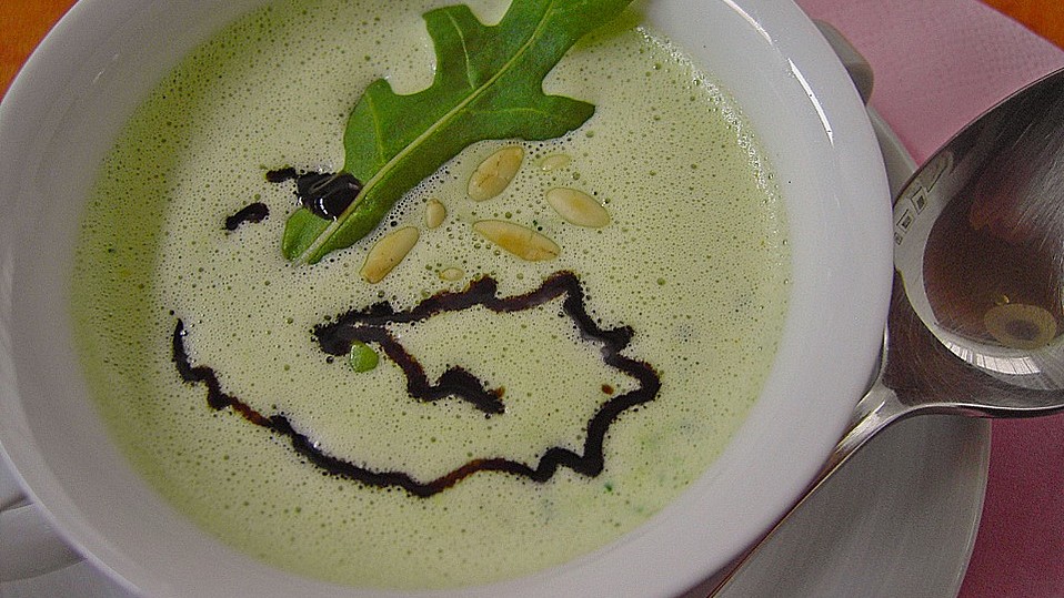 Rucolacremesuppe mit gerösteten Pinienkernen von chefkoch Rucolacremesuppe mit gerösteten Pinienkernen von chefkoch