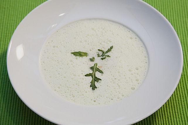 Rucolacremesuppe mit gerösteten Pinienkernen von chefkoch| Chefkoch