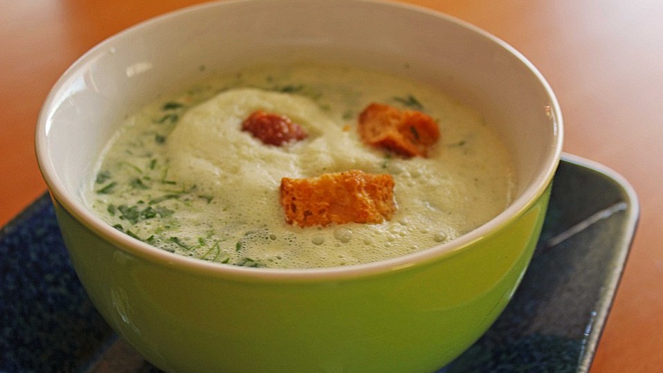 Rucolacremesuppe mit gerösteten Pinienkernen von chefkoch