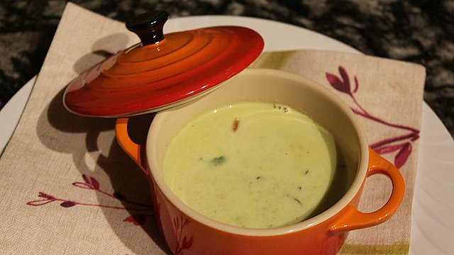 Rucolacremesuppe mit gerösteten Pinienkernen von chefkoch