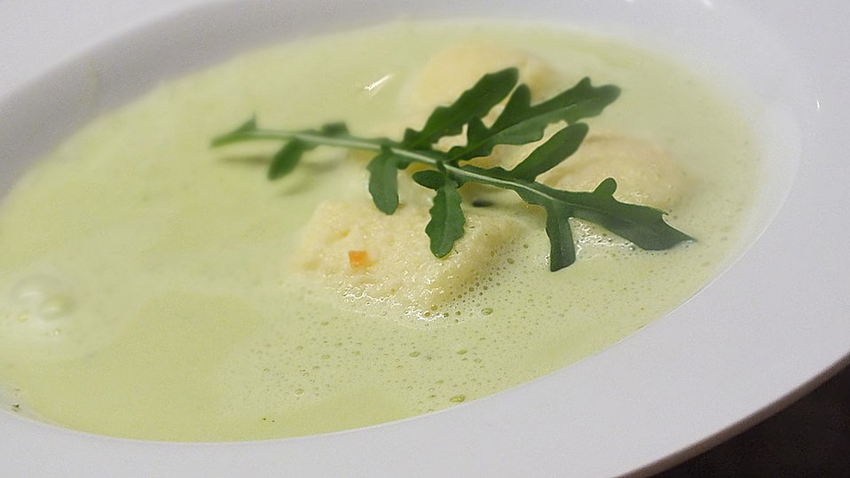 Rucolacremesuppe mit gerösteten Pinienkernen von chefkoch Rucolacremesuppe mit gerösteten Pinienkernen von chefkoch