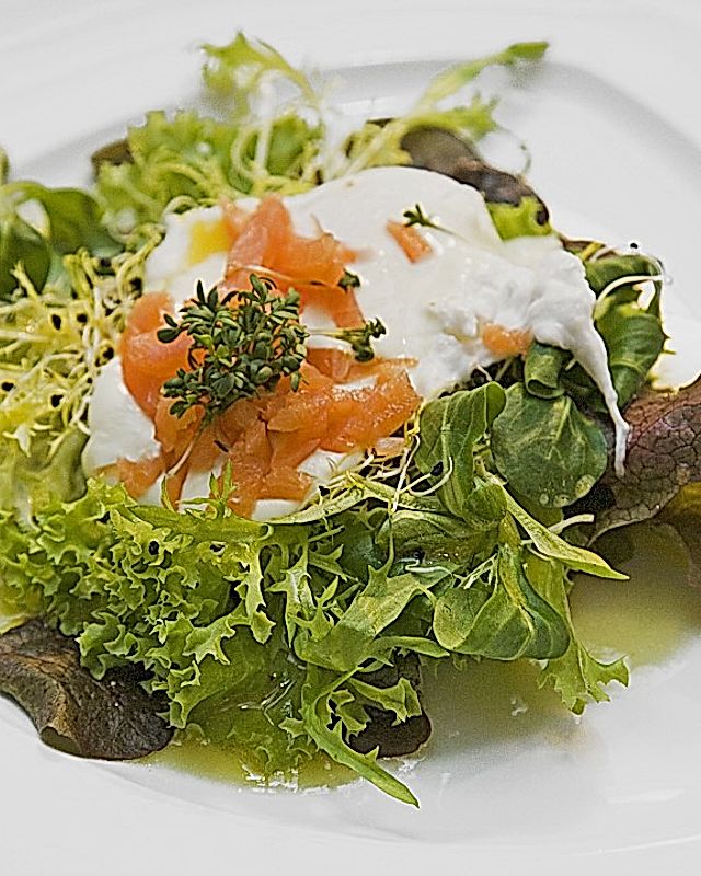 Pochierte Eier im Salatnest mit Räucherlachsstreifen und Kresse