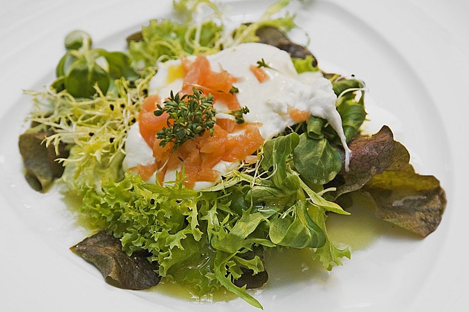 Pochierte Eier im Salatnest mit Räucherlachsstreifen und Kresse