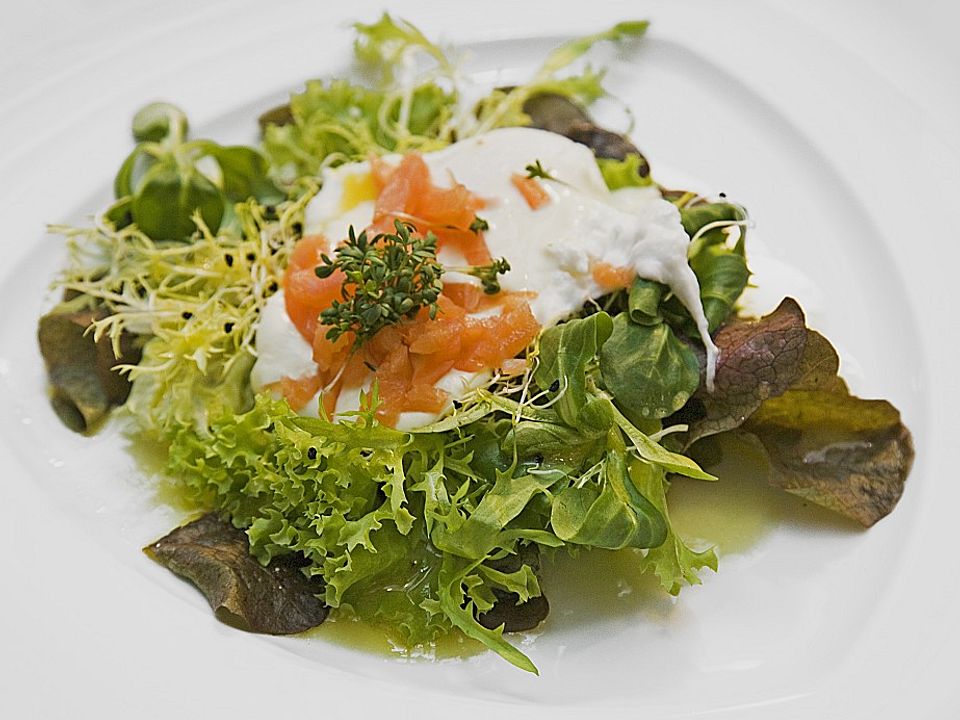 Pochierte Eier im Salatnest mit Räucherlachsstreifen und Kresse von ...