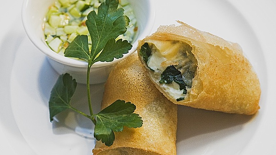 Feta-Blattspinat-Rolle mit Sesam und süß-saurem Dip von chefkoch