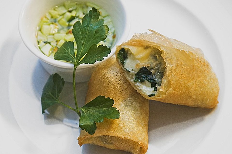 Feta-Blattspinat-Rolle mit Sesam und süß-saurem Dip