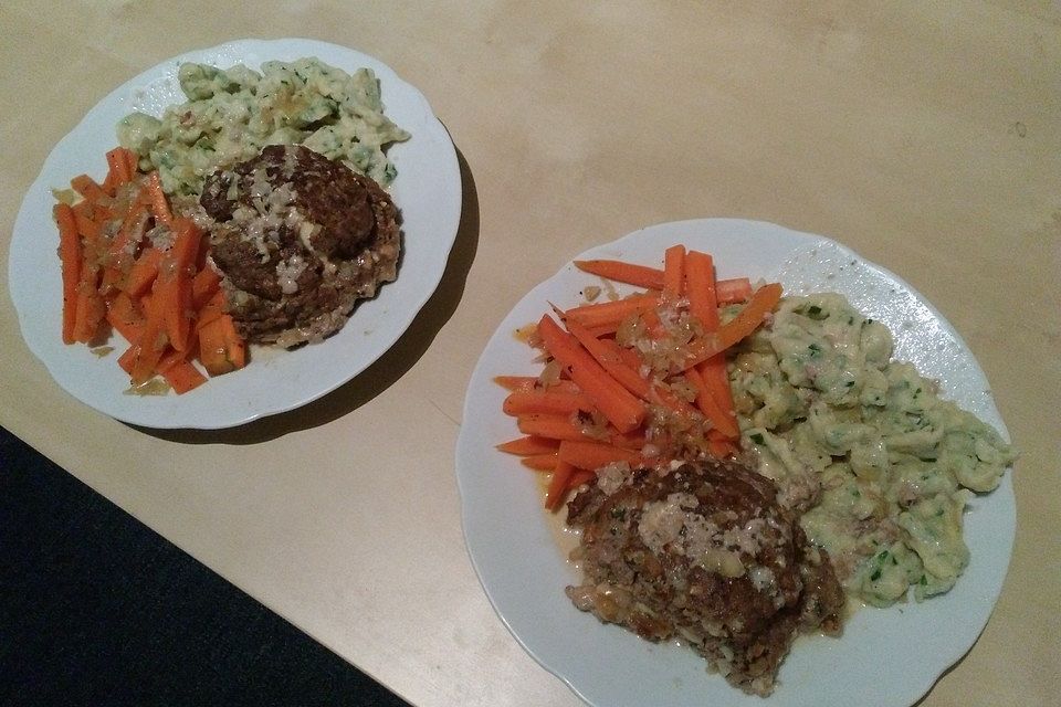 Falscher Hase mit glacierten Möhren und Spätzle