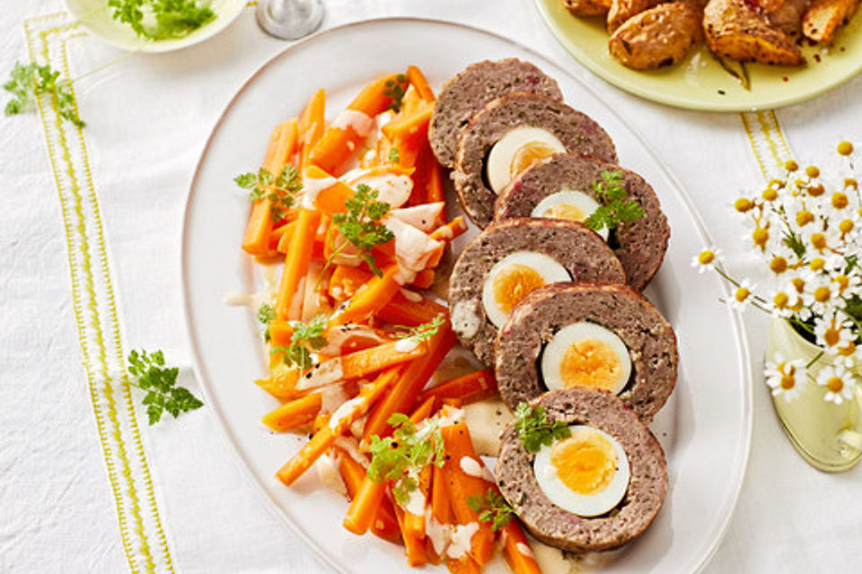 Falscher Hase mit glacierten Möhren und Spätzle