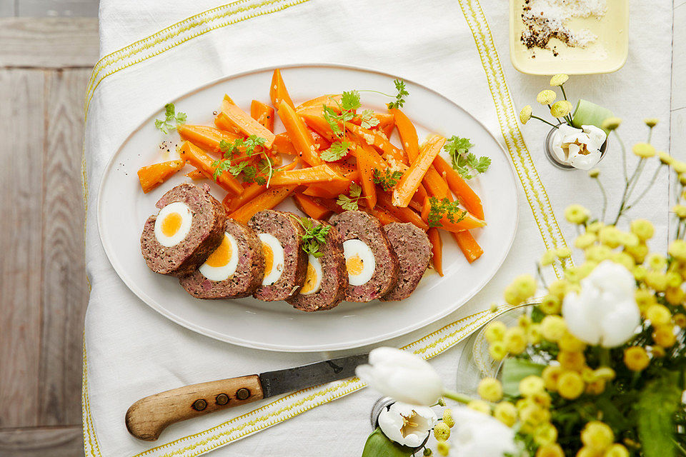 Falscher Hase mit glacierten Möhren und Spätzle