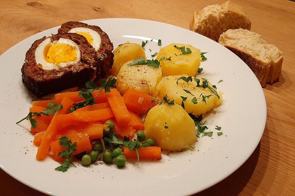 Falscher Hase mit glacierten Möhren und Spätzle