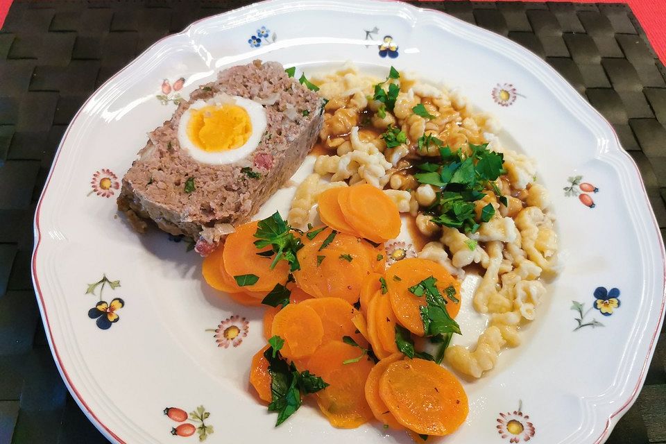 Falscher Hase mit glacierten Möhren und Spätzle