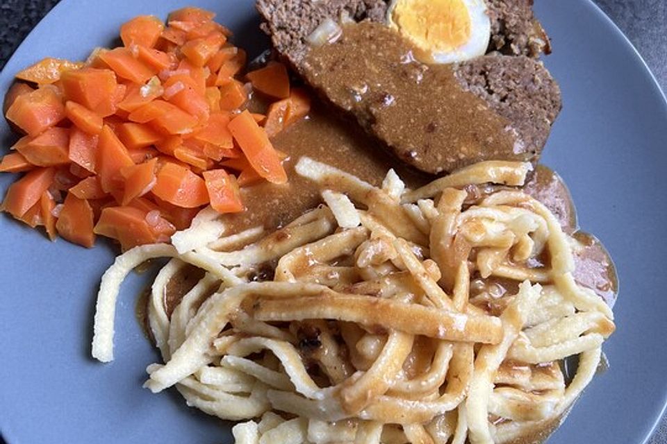 Falscher Hase mit glacierten Möhren und Spätzle