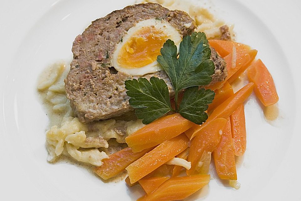 Falscher Hase mit glacierten Möhren und Spätzle