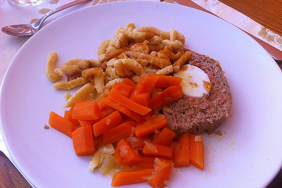Falscher Hase mit glacierten Möhren und Spätzle