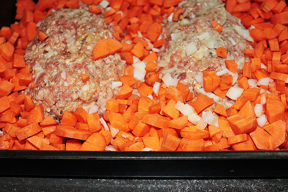 Falscher Hase mit glacierten Möhren und Spätzle