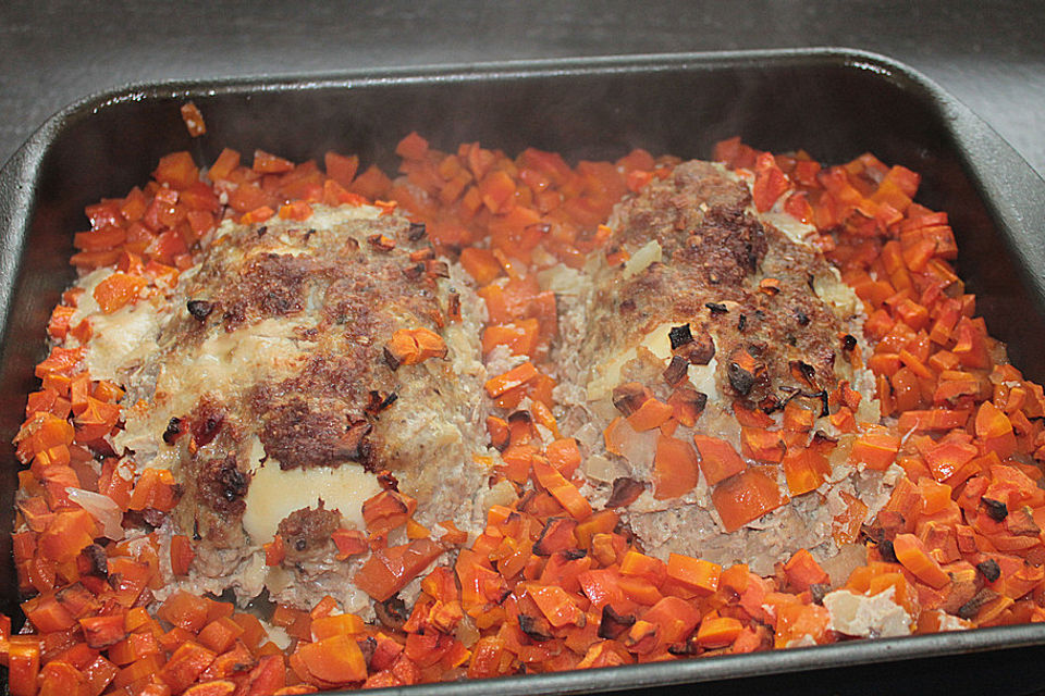 Falscher Hase mit glacierten Möhren und Spätzle