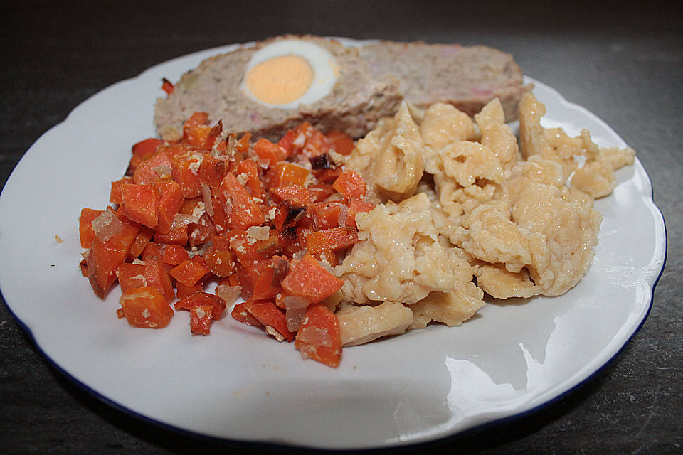 Falscher Hase mit glacierten Möhren und Spätzle