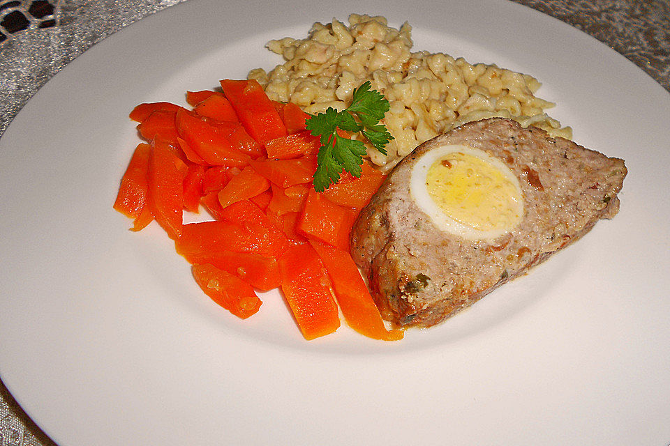 Falscher Hase mit glacierten Möhren und Spätzle